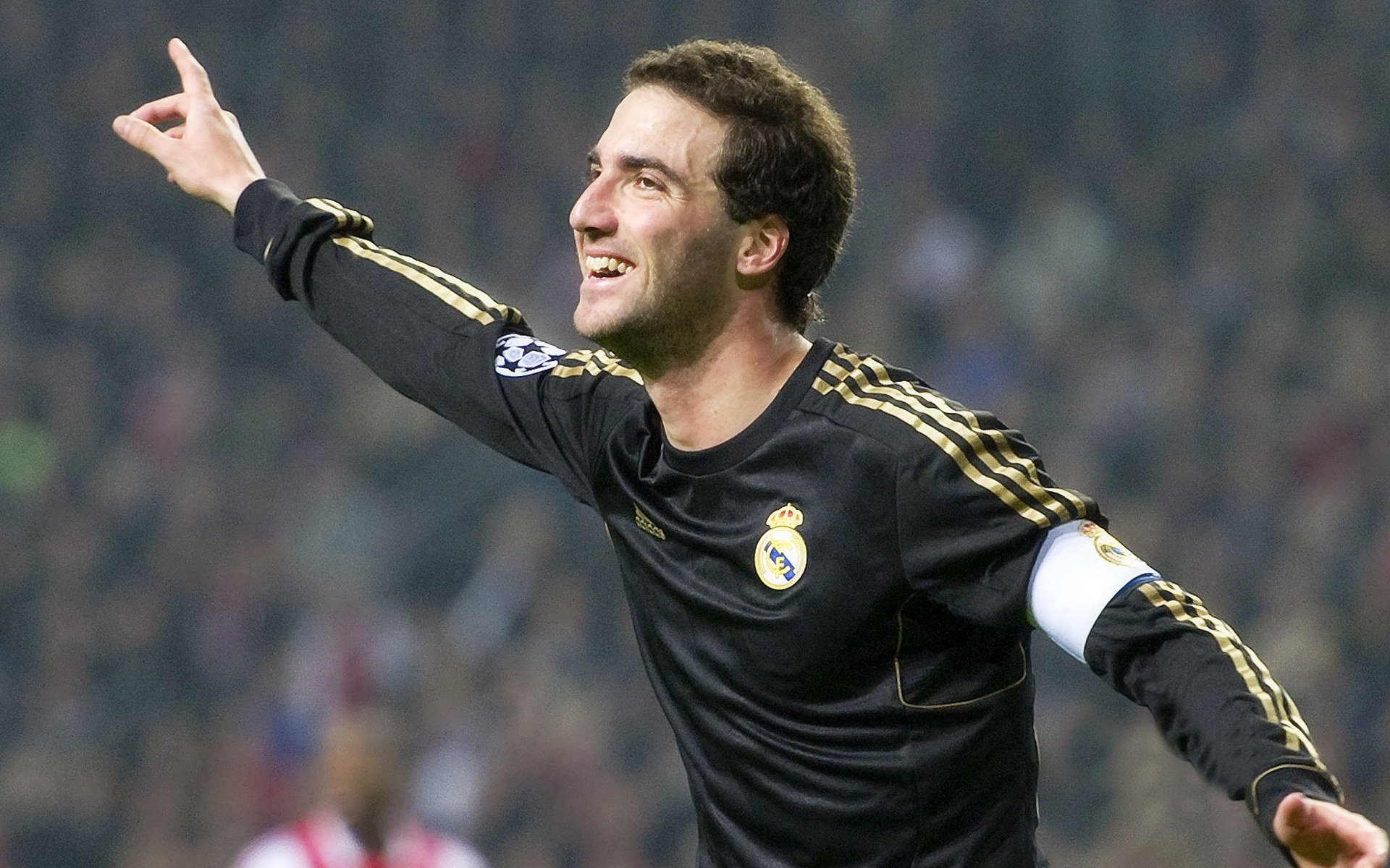 张伟丽跨界主持格斗解说受好评,张伟丽的格斗比赛